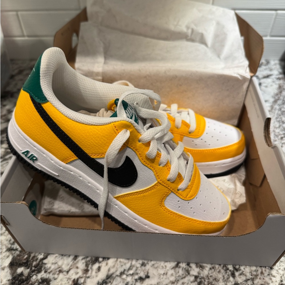 (NEW) Nike Air Force 1 (5Y) Yellow and Black Sneakers